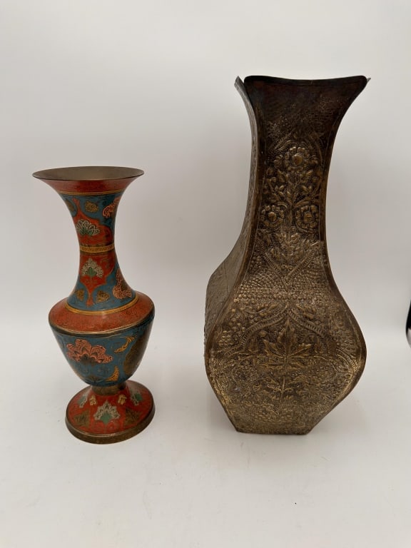 two indian vase with enamel cloisonne work LARGE ONE SIZE H 38 CM . For condition report: two indian vase with enamel cloisonne work LARGE ONE SIZE H 38 CM . For condition report please contact E-mail :(antiquesyorkville@gmail.com ) phone:(+647-671-4495) Thanks Yorkville