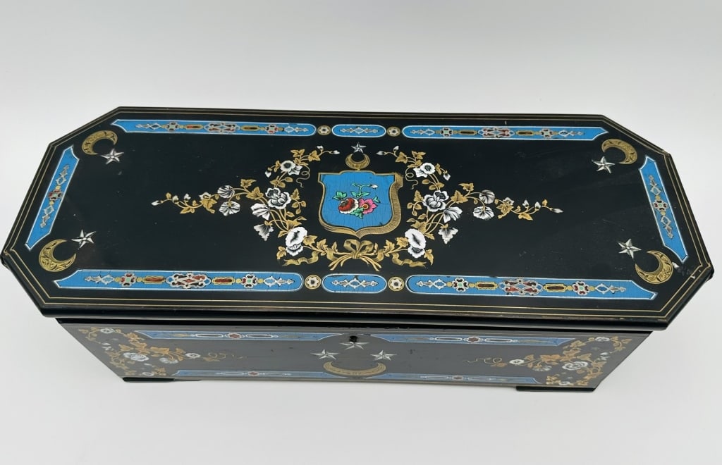 19 TH Ottoman turkish wooden casket tea box: 19 TH Ottoman turkish wooden casket tea box with enamel work mother-of-pearl and faux tortoiseshell color brass marquetry (notably), star and crescent size L 49 cm w 18 cm H 12 cm . For condition repo