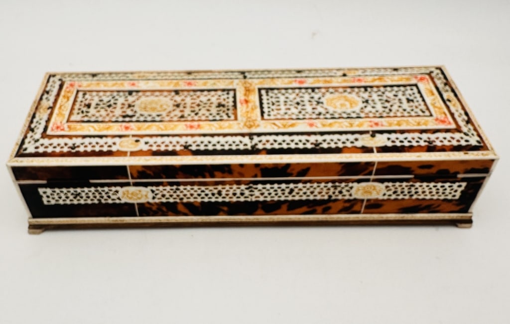 Anglo-Indian Vizagapatam faux tortoiseshell and Bone: Anglo-Indian Vizagapatam faux tortoiseshell and Bone-Inlaid BoxMid-19th Century A rare and finely crafted Anglo-Indian Vizagapatam box, featuring exotic tortoiseshell veneer with elaborate bone lattic