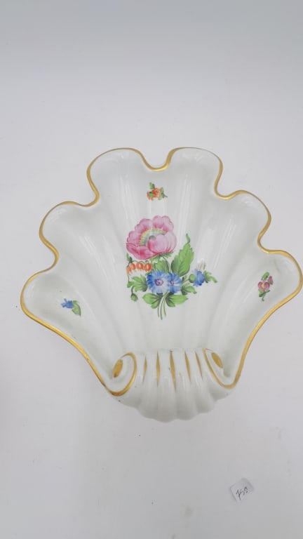 Hand-Painted Porcelain Shell Dishe ? Herend Style ? 20th CenturyA charming scallop shell-shaped: Hand-Painted Porcelain Shell Dishe ? Herend Style ? 20th CenturyA charming scallop shell-shaped porcelain dishe, delicately hand-painted with floral . These fine decorative pieces feature elegantly ru