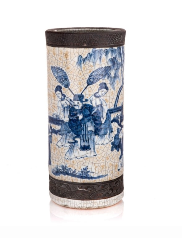 Large Chinese blue and white porcelain brush pot, finely decorated in underglaze blue with a (1 of 5)