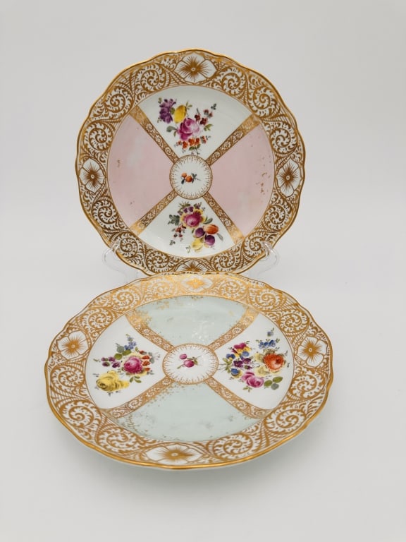 Beautiful pair of authentic Meissen porcelain plates, each finely hand-painted with alternating (1 of 2)