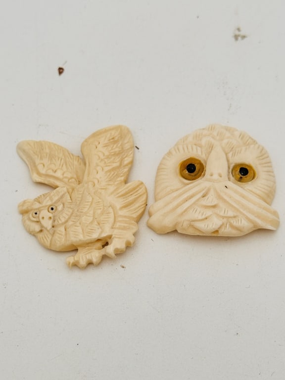 19h 2 hard carving owls 3.5 CM . For condition report please contact E-mail (1 of 2)