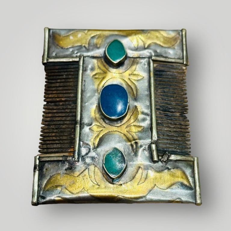 Tekke Tribe, Turkmenistan, silver comb L 10 CM . For condition report please contact E-mail: Tekke Tribe, Turkmenistan, silver comb L 10 CM . For condition report please contact E-mail :(antiquesyorkville@gmail.com ) phone:(+647-671-4495) Thanks Yorkville Auction