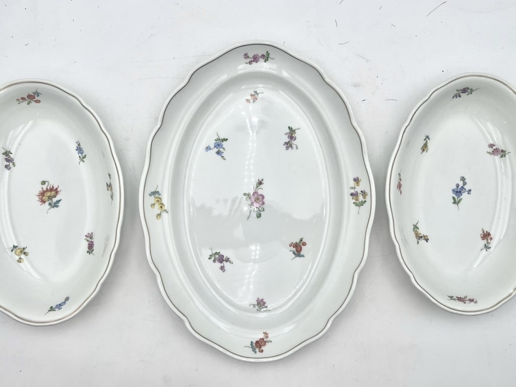 Set of 3 Meissen Serving Plate and Bowls with Hann Set of 3 Meissen Serving Plate and Bowls with: Set of 3 Meissen Serving Plate and Bowls with Hand Painted Streublumen Design