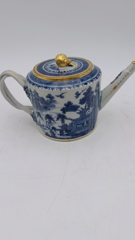 CHINESE EXPORT QIANLONG NANKING TEAPOT 18th Century Chinese Export Nanking porcelain teapot. Hand (1 of 6)