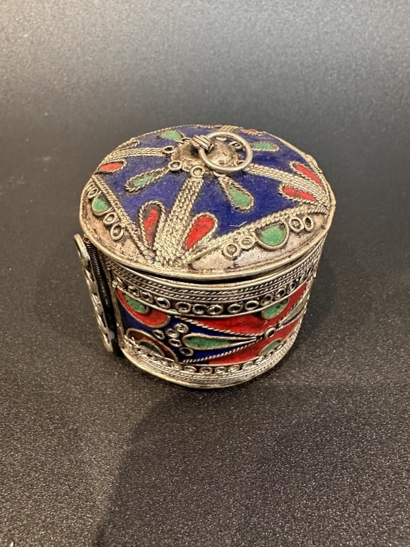 small box morccan hand paint enamel small box morccan hand paint enamel H 5 CM W 6 CM For: small box morccan hand paint enamel H 5 CM W 6 CM For condition report please contact E-mail :(antiquesyorkville@gmail.com ) phone:(+647-671-4495) Thanks Yorkville Auction