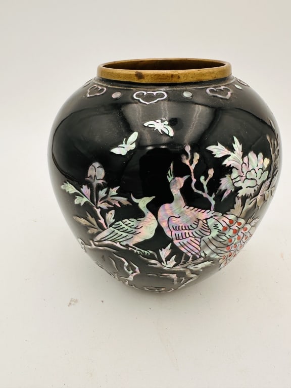 Vintage Japanese Lacquered Enamel Brass Vase w/ Ay Vintage Japanese Lacquered Enamel Brass Vase w/: Vintage Japanese Lacquered Enamel Brass Vase w/ Abalone & Mother of Pearl Inlay . For condition report please contact E-mail :(antiquesyorkville@gmail.com ) phone:(+647-671-4495) Thanks Yorkville