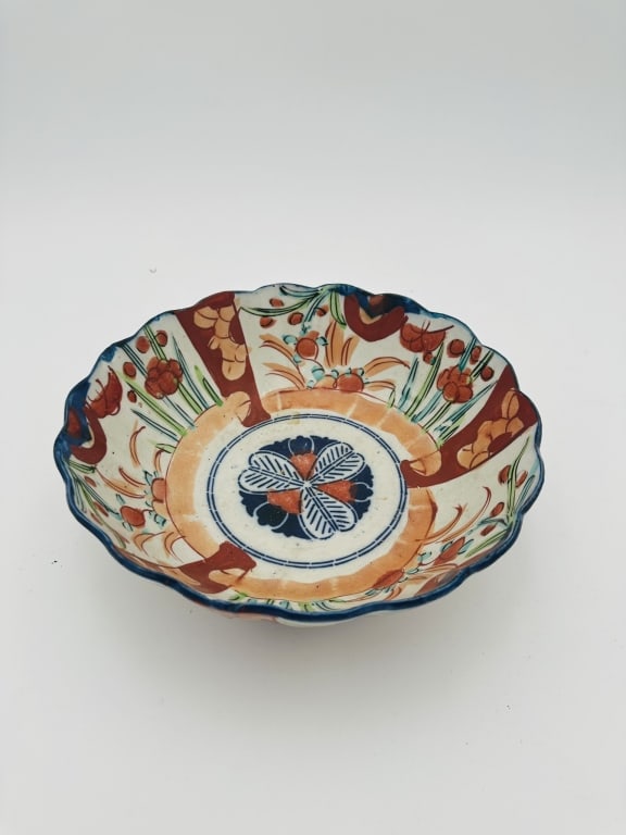 imari japanese bowl porcelain A fine Japanese Imari porcelain dish with scalloped rim, hand-painted: A fine Japanese Imari porcelain dish with scalloped rim, hand-painted in underglaze cobalt blue, iron red, and gilt. The central medallion features a stylized floral motif surrounded by alternating pa