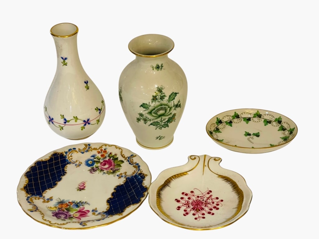 A GROUP OF FIVE HEREND PORCELAIN VASES AND DISHES A decorative group of five Herend porcelain (1 of 7)