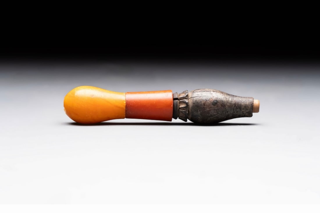 Antique ottoman Hookah Mouthpiece with Amber Antique ottoman Hookah Mouthpiece with Amber and: Antique ottoman Hookah Mouthpiece with Amber and Wood, 19th Centur yA finely turned antique hookah mouthpiece featuring a cylindrical amber section joined to a carved dark wood shaft with fluted and b
