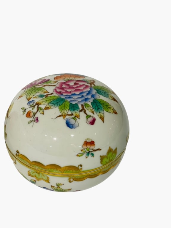 TWO HEREND QUEEN VICTORIA PORCELAIN ROUND COVEREDS Two Herend Hungarian hand-painted porcelain (1 of 6)