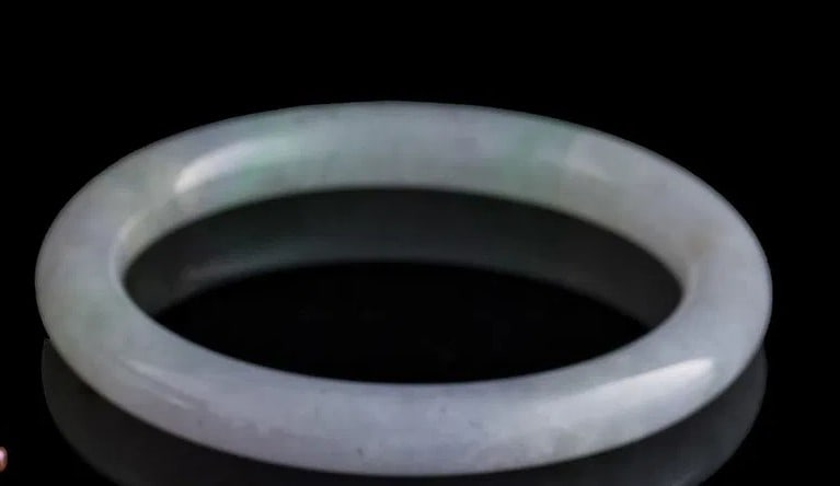 CHINESE LAVENDER AND GREEN JADEITE BANGLE BRACELET A polished Chinese jadeite bangle of rounded (1 of 4)