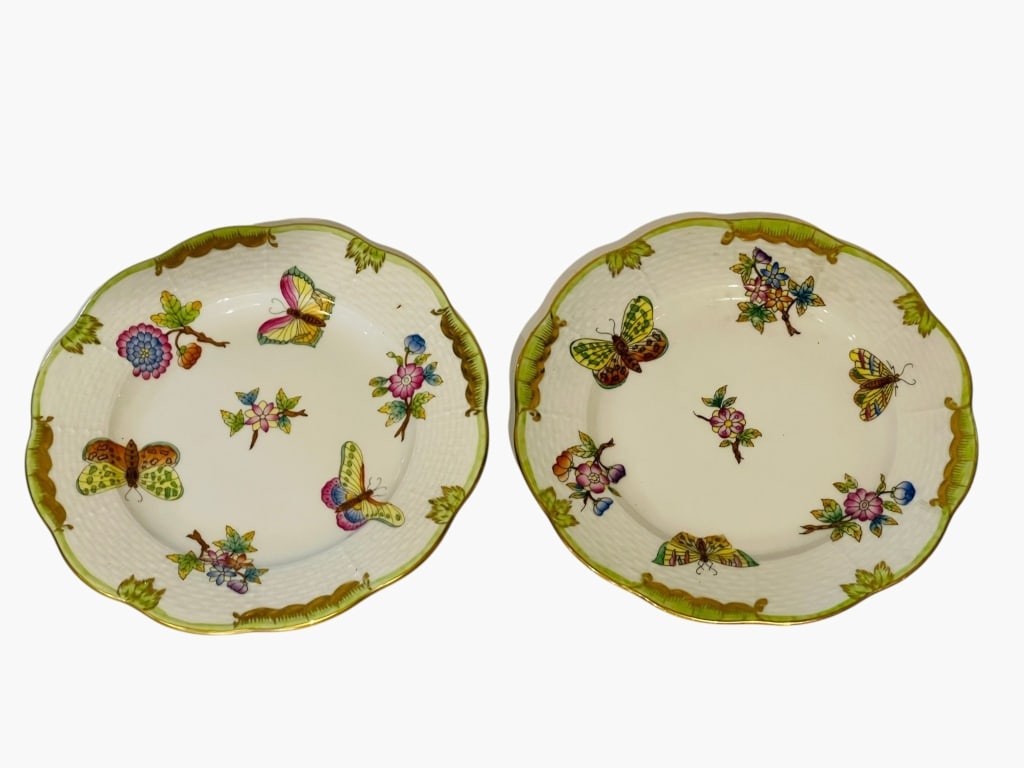 A PAIR OF HEREND QUEEN VICTORIA PORCELAIN plates A pair of Herend porcelain plates in the celebrated (1 of 3)