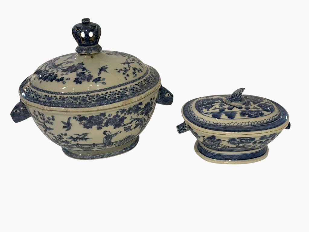 TWO CHINESE BLUE AND WHITE PORCELAIN COVERED BOWLS A group of two Chinese blue and white porcelain (1 of 8)