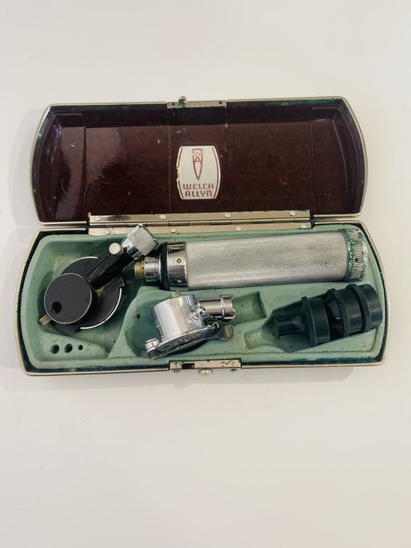 Vintage Welch Allyn Medical Diagnostic Instrumente A vintage medical diagnostic kit featuring a (1 of 5)