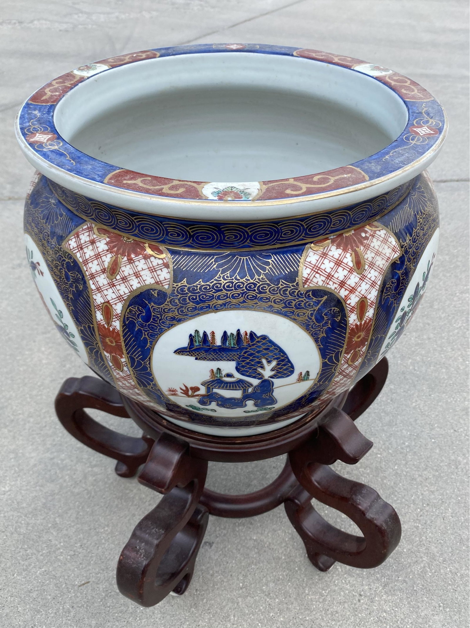 Goldimari Oriental Pot With Wooden Base: Goldimari Oriental Pot With Wooden Base