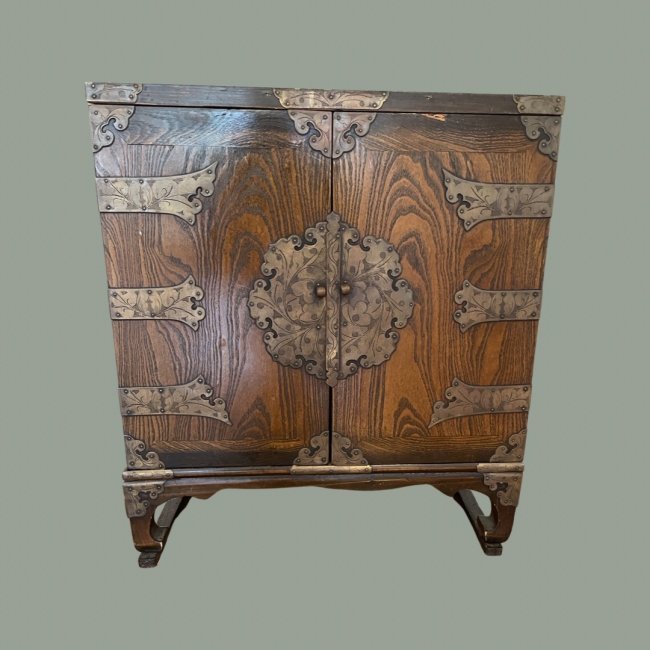 Antique Tansu Cabinet with Brass Accents: Stunning Antique Tansu Cabinet with Brass Accents, a few nicks and scratches but overall in very lovely condition. See photos for condition.