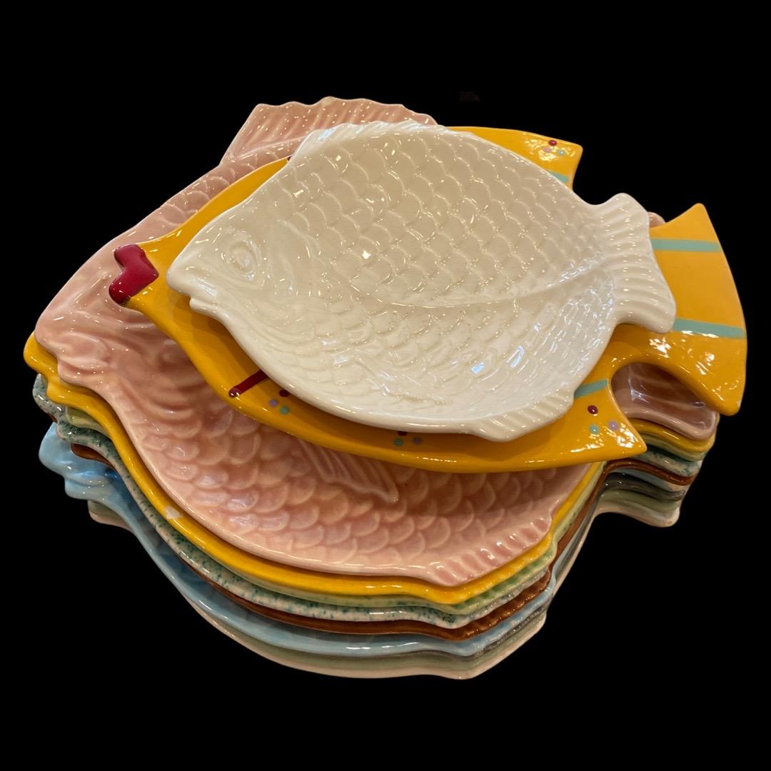 (12) Adorable Fish Shaped Dinner Plates, No Brand: (12) Adorable Fish Shaped Dinner Plates, No Brand