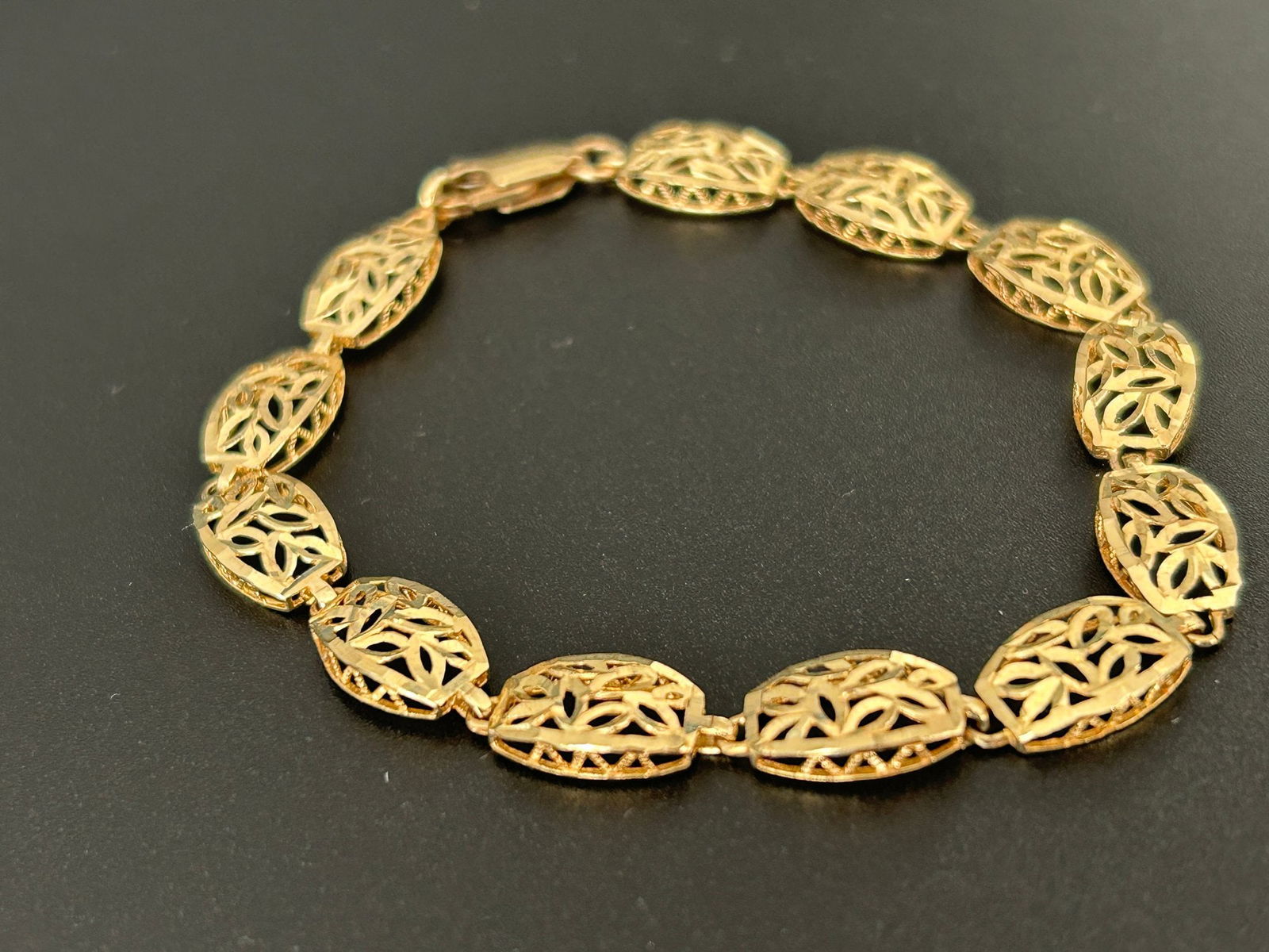 10K Gold Bracelet Weight 4.59 Grams (1 of 6)