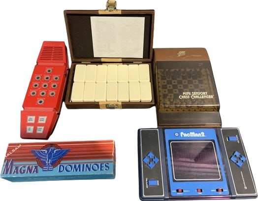 Vintage Electronics And Board Game Lot (1 of 4)