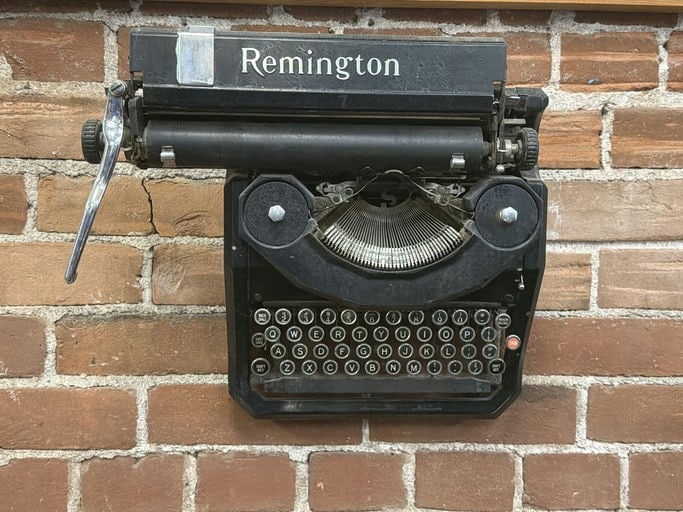 Remington Noiseless Typewriter.  (1 of 4)