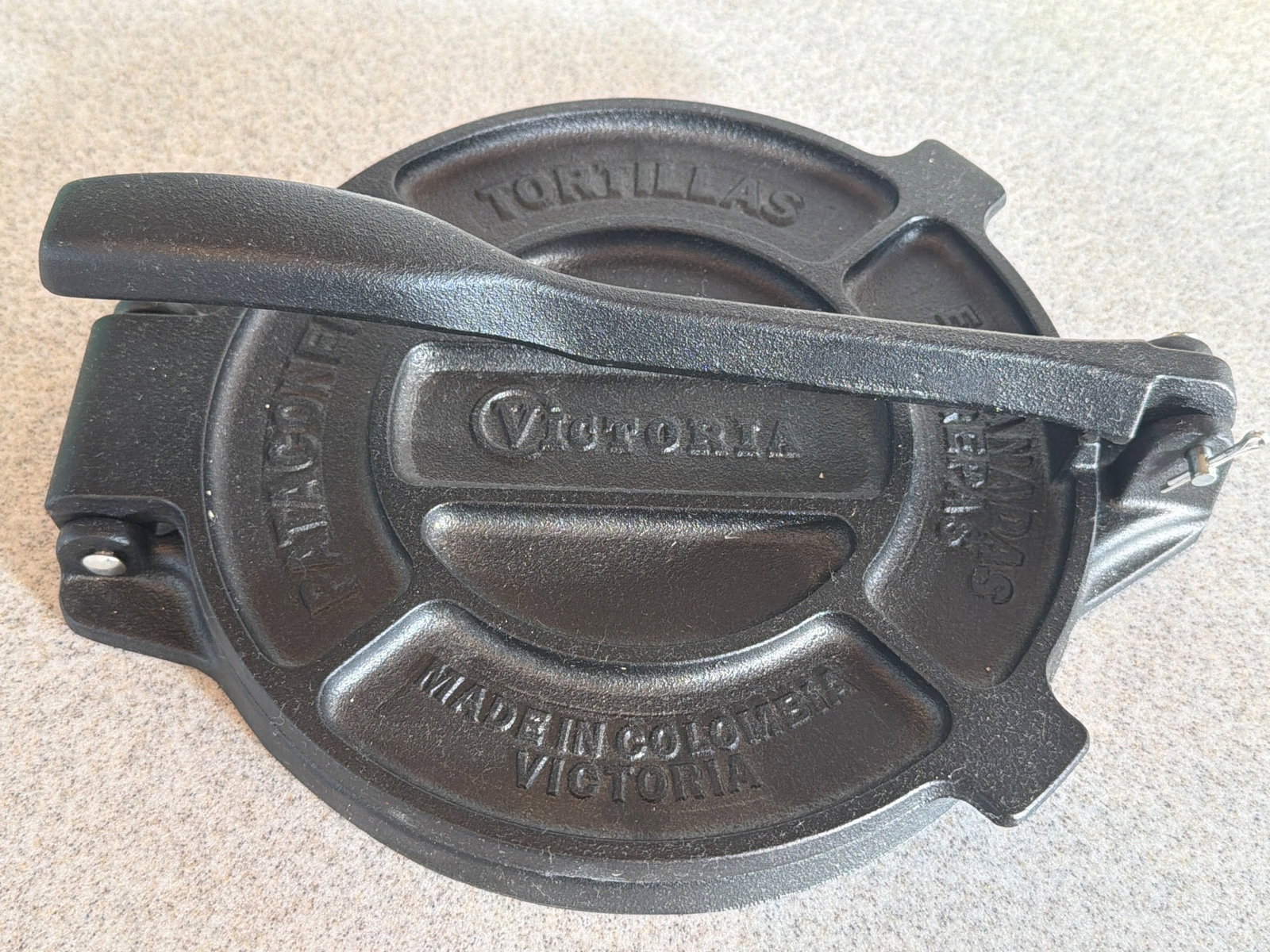 Victoria Cast Iron Tortilla Press: Victoria cast iron tortilla press for making tortillas, patacones, and other flatbreads. Made of durable cast iron with a heavy press surface and handle. Suitable for home or professional use. Dimensi