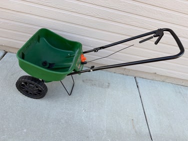 Scott’s Turf Builder Edgeguard Mini Spreader