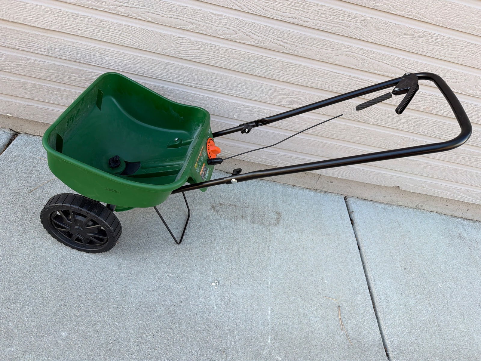 Scottâ€™s Turf Builder Edgeguard Mini Spreader (1 of 2)