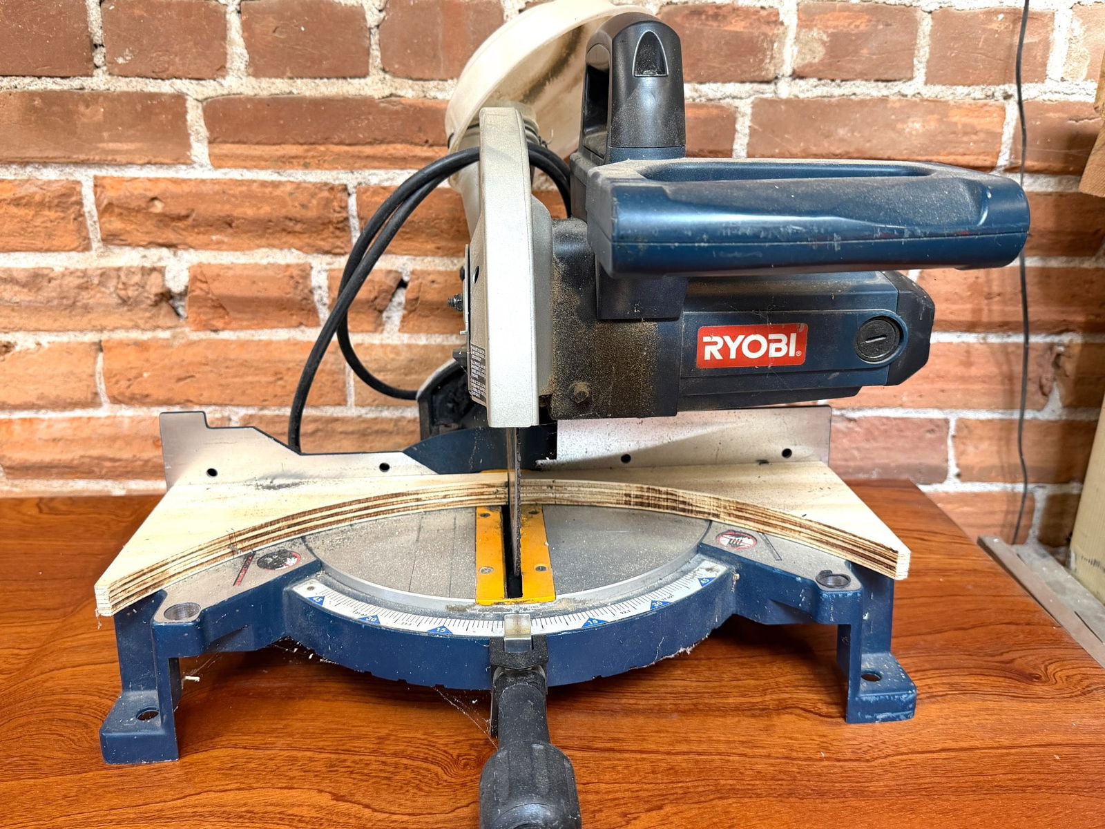 Ryobi TS1342 10-Inch Compound Miter Saw 120V 15A: Ryobi TS1342 10-inch compound miter saw featuring a 120V, 15A motor with a no-load speed of 5500 RPM. The blade size is 10 inches, with a 180-tooth blade currently installed. Includes a miter adjustme