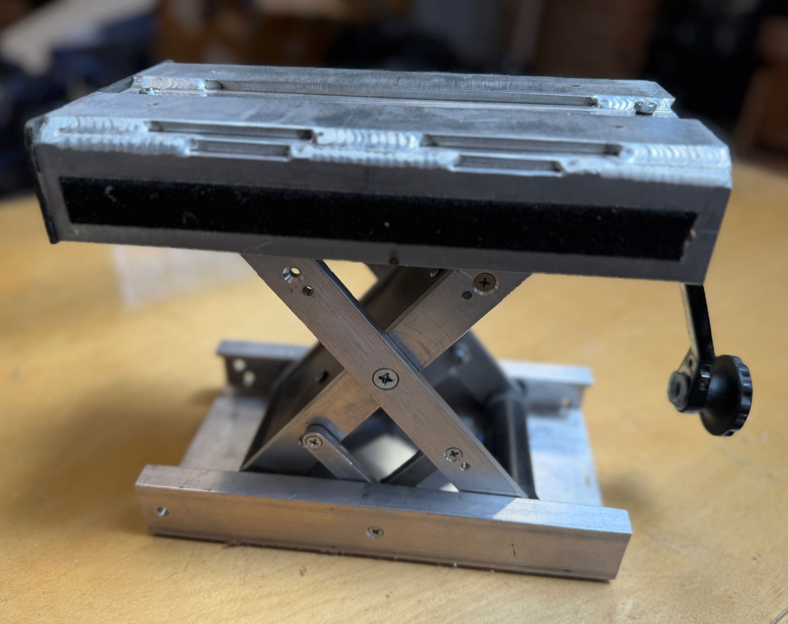 Manual Scissor Lift Platform With Adjustable Crank (1 of 3)