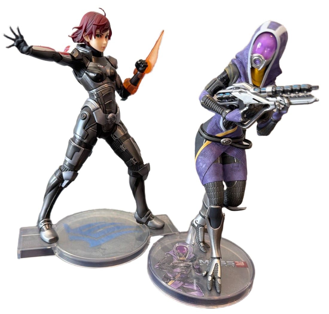 Mass Effect Figures: Commander Shepard and Tali’Zorah with Stands (1 of 2)