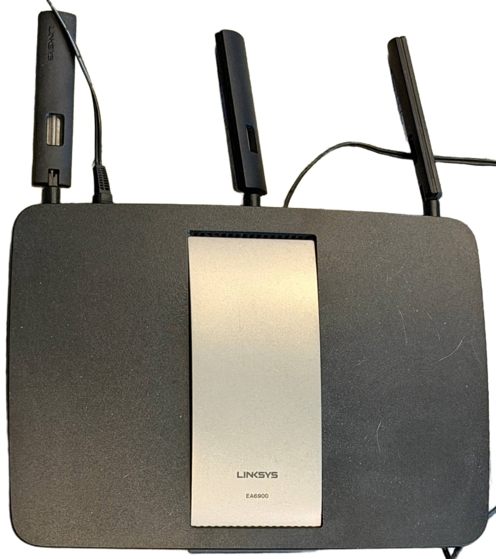 Linksys EA6900 Dual-Band Wi-Fi Router (1 of 2)
