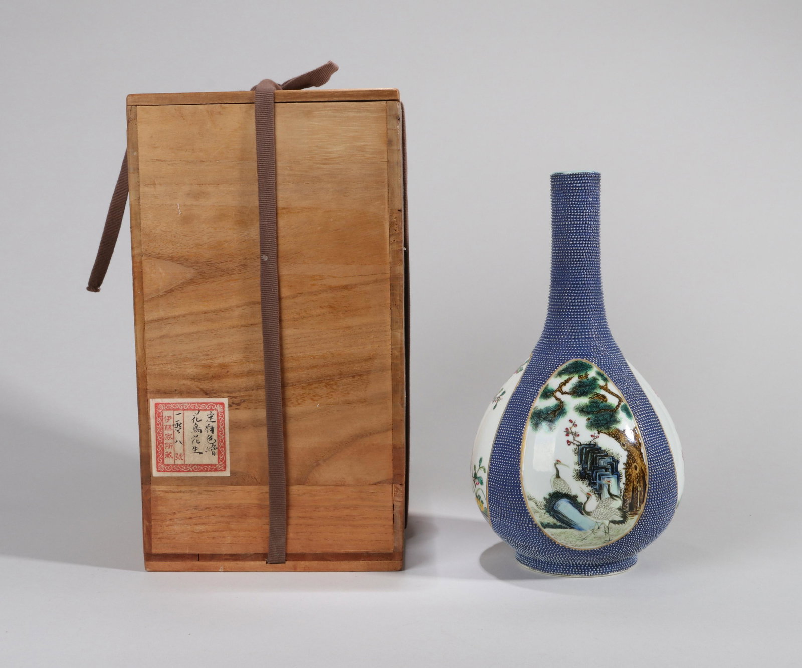 CHINESE PORCELAIN FAMILLE ROSE CRANE AND PINE LONG NECK VASE DAOGUANG PERIOD OF QING DYNASTY: CHINESE PORCELAIN FAMILLE ROSE CRANE AND PINE LONG NECK VASE DAOGUANG PERIOD OF QING DYNASTY. H. 29cm. Wekeo Ito (1885-1984) was born in Aichi, Japan. Since he had gone to China in 1920, he worked the