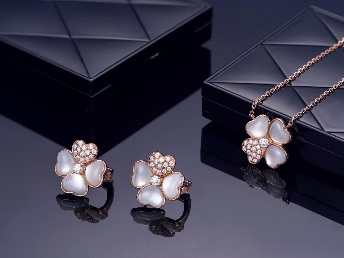 18K GOLD DIAMOND MOTHER OF PEARL VAN CLEEF ARPELS CLEMATITE EARRING (1 of 2)