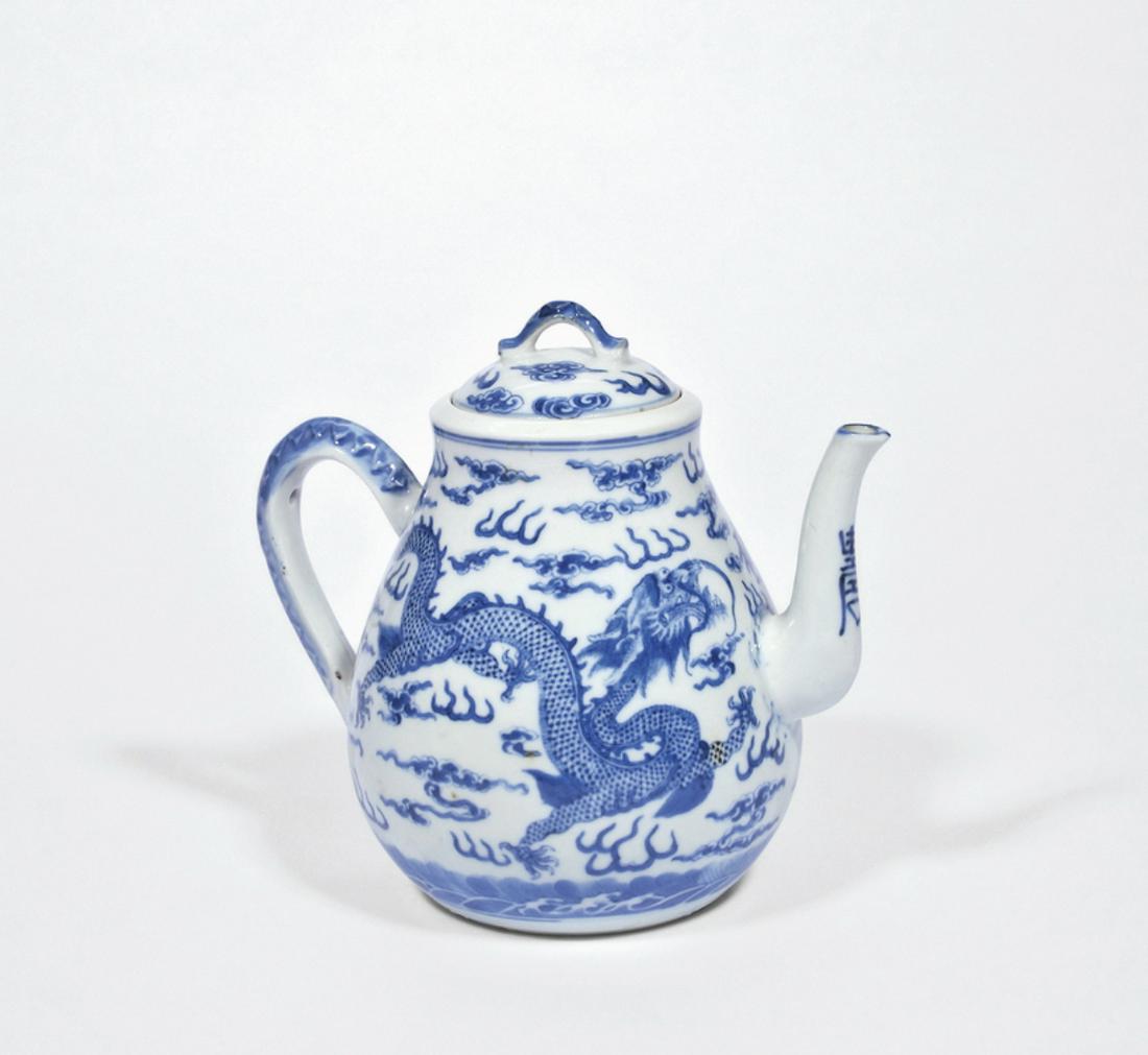 CHINESE PORCELAIN BLUE AND WHITE DRAGON TEA POT (1 of 1)