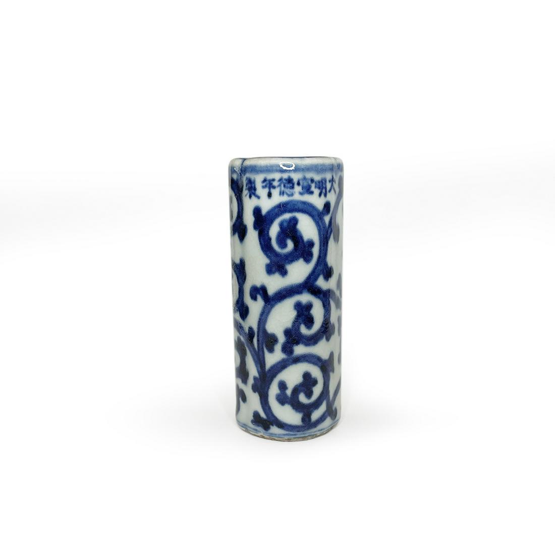 CHINESE PORCELAIN OF BLUE AND WHITE FLOWER INCENSE HOLDER QING DYNASTY: CHINESE PORCELAIN OF BLUE AND WHITE FLOWER INCENSE HOLDER QING DYNASTY. Six character marker of DaMingXuanDeNianZhi on the bottom. H. 9cm. Shipping cost $30 to US 48 states and $100 for oversea Intern