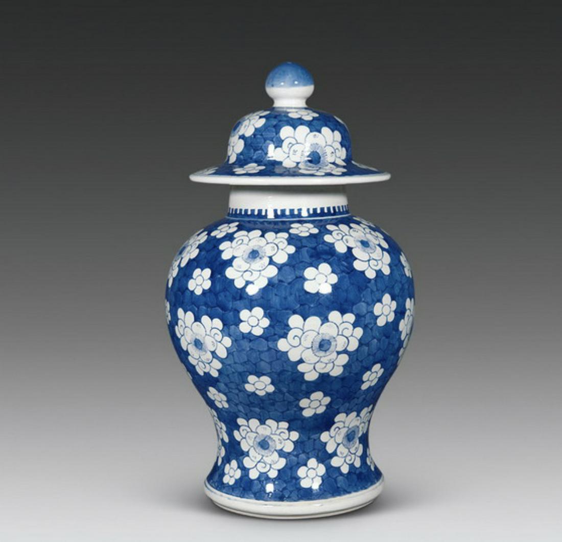 CHINESE PORCELAIN BLUE AND WHITE FLOWER LIDDED TEMPLE JAR (1 of 1)
