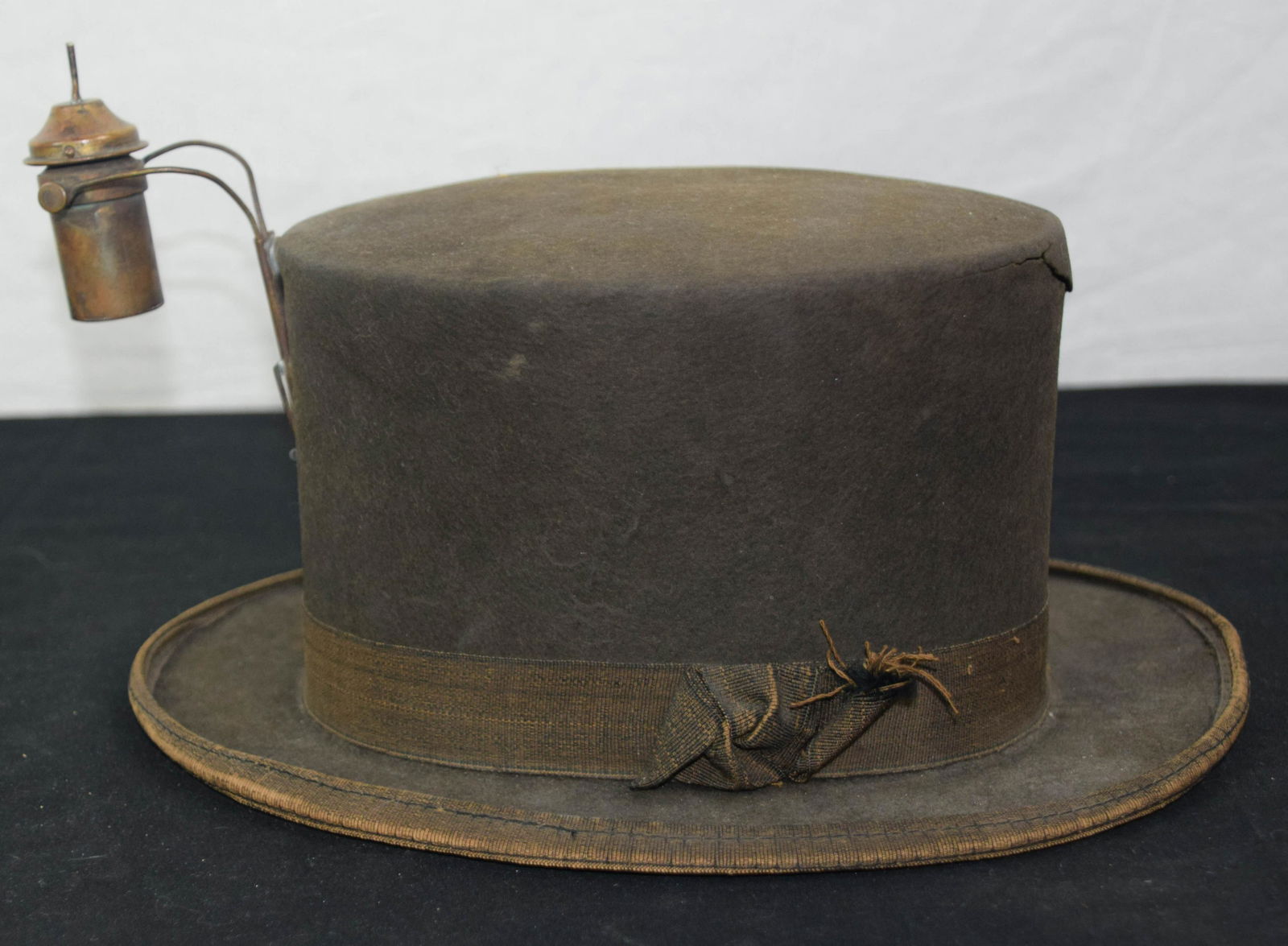 Parade Beaver Hat with Lamp (1 of 3)