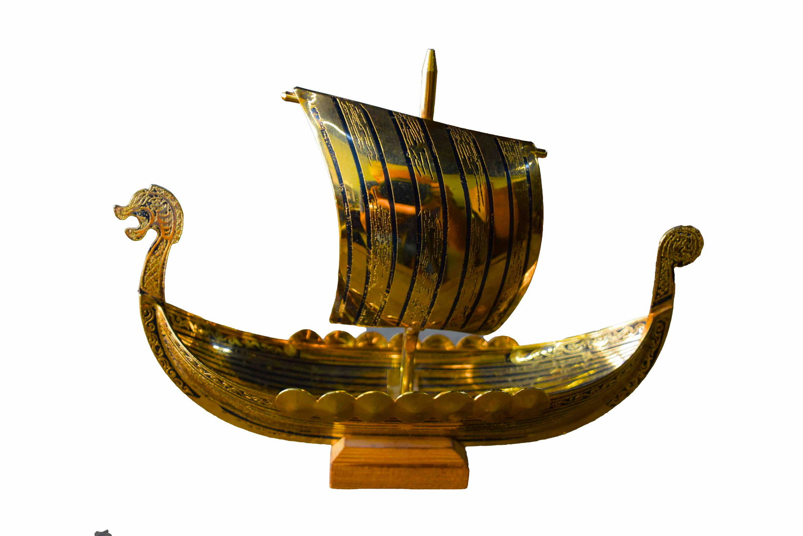 Ship Model: Gold plated Viking ship labelled Velo Guarantee Gullbelegg Norge, 24k. Dimensions: 8" lemgth
