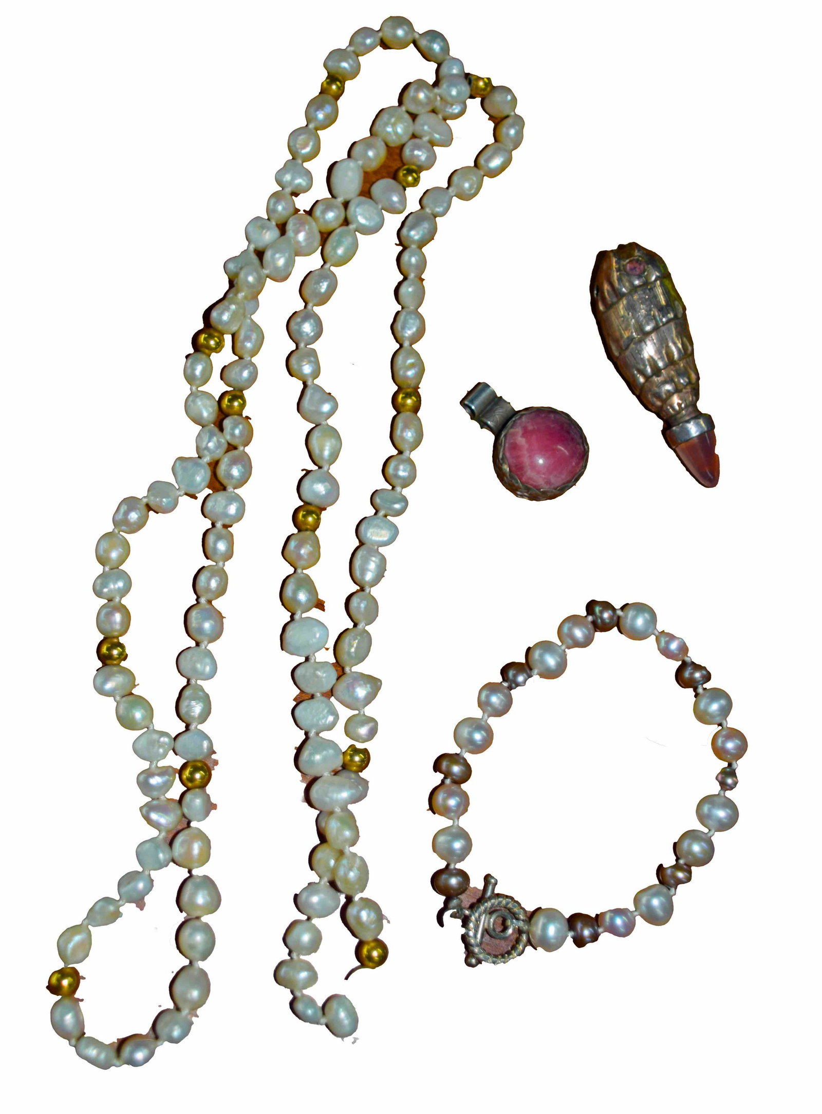 Jewelry Lot-Pearls: Set of fresh water pearls with gold beads together with a pearl bracelet