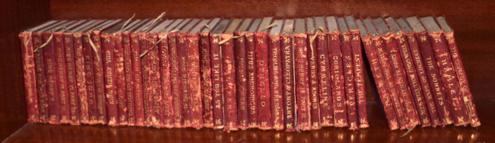 The Temple Shakespeare: William Shakespeare - with Preface and Glossary by Israel Gollancz - 24 volumes : King Henry V - The Tempest - King Richard III - Midsummer Night's Dream - King Lear - Othello - Macbeth - Comedy of