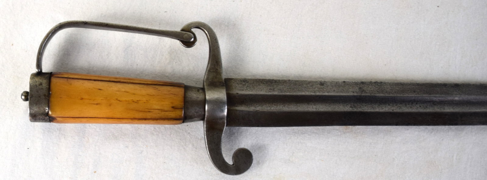 Early 18th Century Bone Handle Broadsword - 4