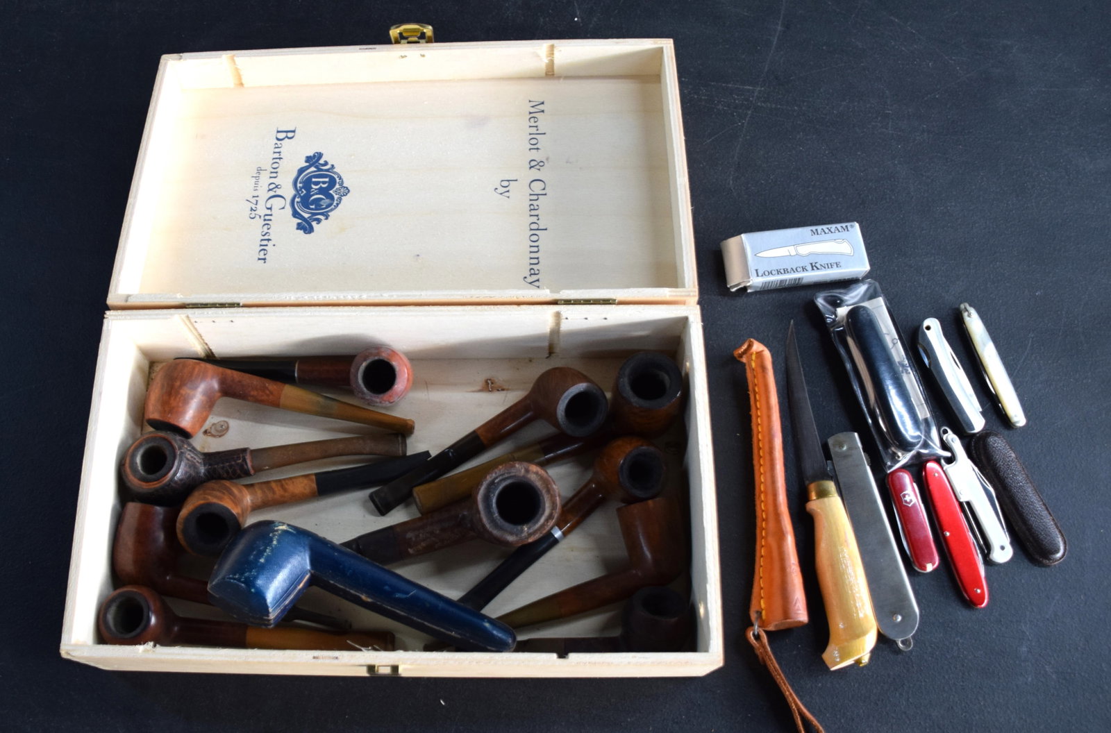 Collection Of Pipes And Knives: A collection of 13 wooded pipes, some with carved bowls and approximately 8 pocket/jack knives and one folding larger knife.