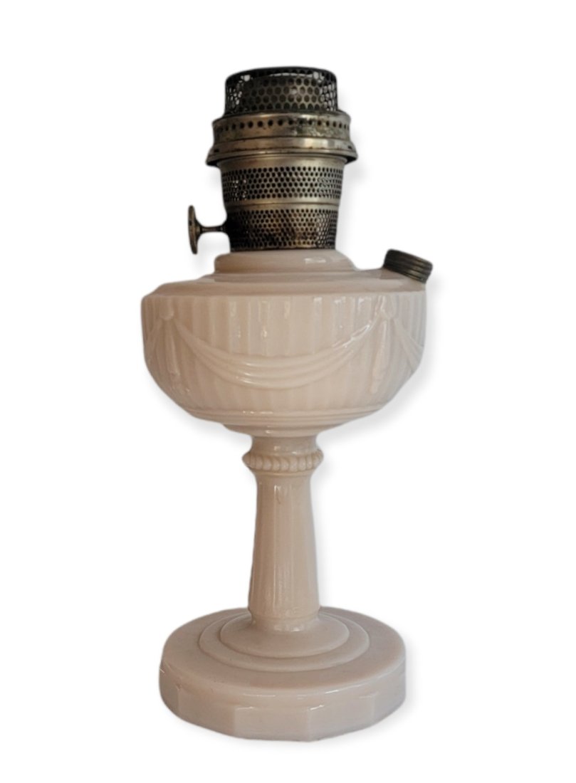 ALADDIN NU-TYPE B LINCOLN DRAPE MILK PINK OIL LAMP (1 of 6)