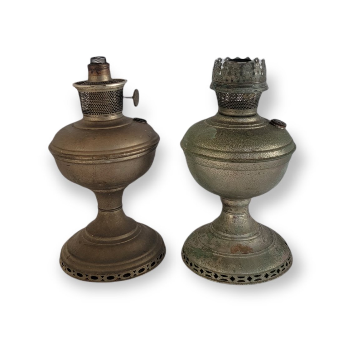 TWO OIL LAMPS ONE ALADDIN & ONE UNBRANDED: Two Metal Oil Lamps. One of the lamps is an Aladdin and one is unbranded. The unbranded one seems to be electrified at one point and is being sold as parts only. Each measure approximately 12"