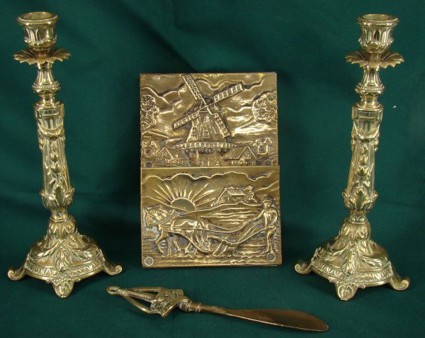 2 BRASS CANDLE STICKS BRASS PLAQUE & SHOE HORN: 2 BRASS CANDLE STICKS BRASS PLAQUE & SHOE HORN, the Candle Sticks are decorated with scrolling flowers and foliage on the pillar style supports, with a flower type drip tray, and scrolling feet. The S