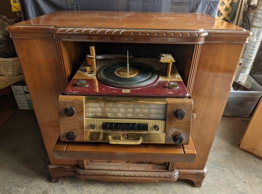 1940s Victrola Model 612V3 Console Radio: Untested, wire appears to be afraid. By 21 in stands 36 in tall. Located at cabin