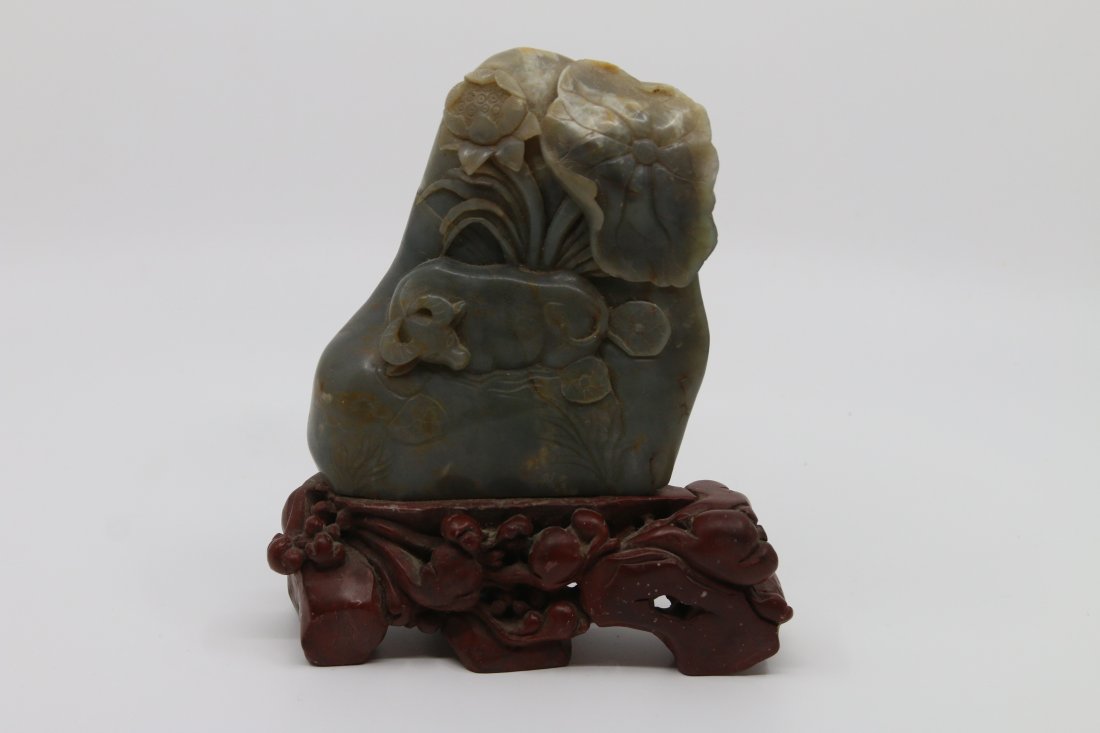 Sculpture in Jade Ox and Lotus Flowers: Sculpture en Jade reprÃ©sentant un bÅ“uf et des fleurs de lotus Jade sculpture representing an ox and lotus flowers 7" x 6 1/2" x 3" 17.78 x 16.51 x 7.62 cm
