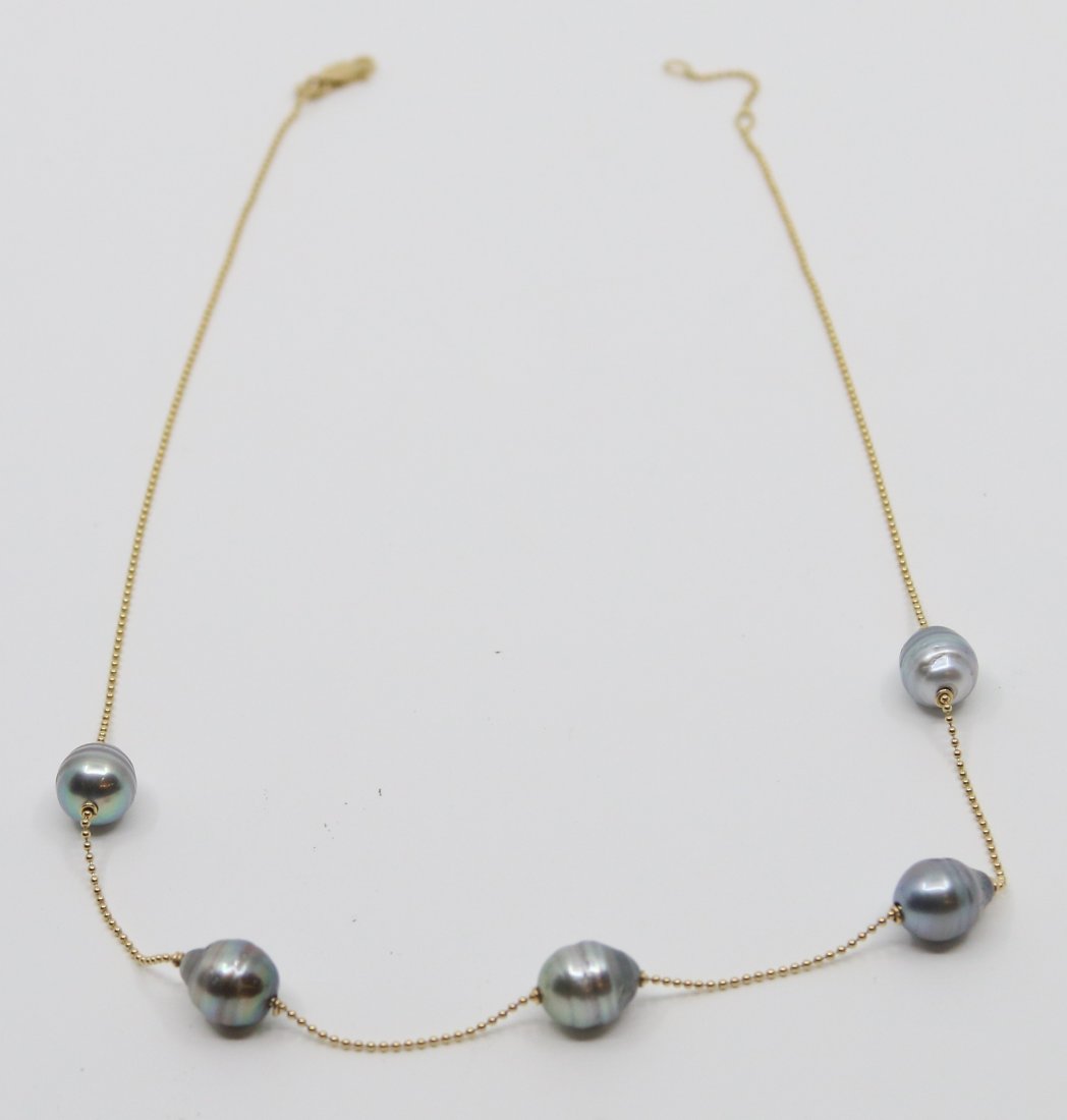 18 kt gold necklace with Tahitian pearls, CGQ Eva: $850: Collier en or 18 kt comprenant 5 perles de Tahiti de 8 Ã 8.5 mm, Certificat d'Ã©valuation de Centre de Gemmologie du QuÃ©bec Ã‰value Ã 850 $ 18 kt gold necklace including 5 Tahitian pearl